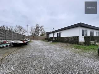 Deze eigendom is ideaal voor wie wonen en werk of hobby wil combineren.Naast de praktische bungalow bevindt zich namelijk een bijgebouw van 180m² en...