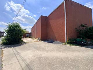 <p><strong>Loods van 667m² te koop op idéale ligging.</strong></p>
<p> </p>
<ul><li><strong>Troeven:</strong>poort voor en achteraan van telkens 4,3m hoog en 4m breed</li><li>3 staanplaatsen voor loods</li><li>isolatie in dak</li><li>drijfkracht aanwezig</li><li>grondoppervlakte van 1011m²</li></ul>
<p>splitsing en voorwaarden hieraan verbonden in aanvraag</p>
