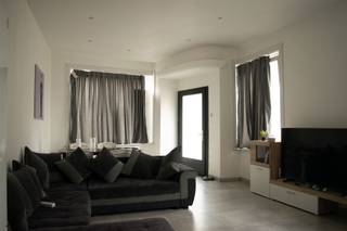 Dit unieke art deco gebouw wordt op dit moment verhuurd.  Deze appartementen zijn de rechtse van dit gebouw.  Elk appartement heeft 1 slaapkamer en...