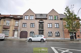 Dit appartement is gelegen op de bovenste verdieping en bestaat uit een ruime leefruimte, geïnstalleerde keuken, 2 slaapkamers, badkamer en...