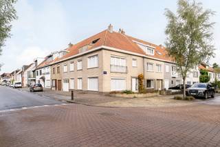 Deze hoekwoning te Oud Knokke, aan de rand van het Zoute biedt een uitgelezen kans voor een renovatieproject.Optie 1: Eigen renovatie volgens...