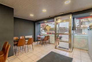 Dit pand biedt tal van mogelijkheden, zowel voor commercieel als residentieel gebruik. Het pand bestaat uit twee verdiepingen en is ideaal voor wie op zoek is naar een combinatie van werk- en woonruimte. UITSTEKENDE VISIBILITEIT IN HARTJE OOSTROZEBEKE! <br /><br />Gelijkvloers omdat +-60 m2 aan handelsruimte, momenteel ingericht als handelszaak (pita). Achteraan vind je een praktische berging, een veranda, apart toilet, afwasruimte en een bureel beschikt voor administratie of extra werkruimte. <br /><br />Op de bovenverdieping bevindt zich een appartement met uitgerust keuken (dampkap,gaskookplaat, oven, koelkast,..), een ruime leefruimte, twee grote slaapkamers en badkamer voorzien van ligbad en toilet. <br /><br />Tot slot is er een zeer ruime garage aanwezig met bijhorende uitweg naar de stationsstraat. <br /><br />EXTRA: kelder + zolder (73m2) als extra stockageruimte. Wordt momenteel verhuurd aan 1700 euro/maand! <br /><br />REF: 20-506 (TK-JK)