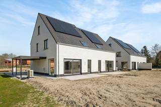 <p>Aankoop aan 6% BTW* op de constructie mogelijk! <br />(* onder voorwaarden)<br /><br />Deze nieuwe verkaveling vlakbij de Groene 62 is ideaal voor wie landelijk wil wonen, maar toch vlakbij het centrum van Gistel.<br />De energiezuinige woningen zorgen voor een stijlvolle en tijdloze uitstraling in een rustige omgeving. <br />De combinatie van verschillende type woningen zorgt voor een speelse toets in de architectuur. <br /><br />De woningen beschikken over een inkom met een gastentoilet en nis voor een vestiaire.<br />Er is mooie leefruimte met open, geïnstalleerde keuken met aanpalend een ruime berging/wasplaats..<br />Alle huizen hebben minstens 3 volwaardige slaapkamer, sommige zijn uitbreidbaar tot 4 of 5 kamers.<br />Elke woning beschikt over een badkamer met inloopdouche en aansluitingen voor een ligbad.<br />Zowel het gelijkvloers als de eerste verdieping is voorzien van vloerverwarming.<br />Elke kamer en badkamer hebben hun eigen thermostaat.<br />Alle woningen beschikken over een zolder.<br />Sommige hebben reeds een vaste trap naar de zolderverdieping.<br />Binnen het standaard lastenboek zijn er ruime budgetten voorzien, zo ben je zeker van een fijn en volledig afgewerkte woning met hoogwaardige materialen.<br /><br />De woningen zijn standaard voorzien van een aluminium carport, voorzien van een laadpunt (wallbox niet inbegrepen) of een inpandige garage.<br /><br />Wens je meer informatie over deze mooie, duurzame verkaveling? Neem dan contact op met Kris via mail naar kris.bauwens@albert.immo of bel 0470/51 04 09</p>