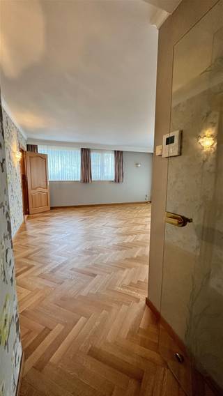 <p><span>Heverlee: Spacious 2 bedroom apartment with garage box</span></p><p><span> </span></p><p><span>Located in quiet Heverlee, this attractive 100m² apartment offers an excellent location for families or couples looking for comfortable living. </span></p><p><span> </span></p><p><span>The apartment includes a spacious entrance hall with guest toilet, which provides access to a spacious bright living room. The kitchen features wooden cabinets in good condition and granite countertops. The layout is practical with a connecting storage room. </span></p><p><span>The bathroom is equipped with a spacious walk-in shower and a double sink. The two bedrooms offer ample space of which 1 bedroom also has access to the terrace.</span></p><p><span>The terrace is spacious and east facing, you are on the fourth floor so you can enjoy a pleasant view.</span></p><p><span> </span></p><p><span>Are you looking for a pleasant apartment with all comfort in Heverlee? Look no further and make an appointment today! </span></p><p><span> </span></p>