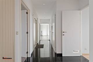 Ruim en licht dakappartement (ca: 140 m²) met 3 slaapkamers en 2 ruime terrassen (ca: 100 m²). Op de hoogste (7de verdieping) gelegen met uitzicht op...