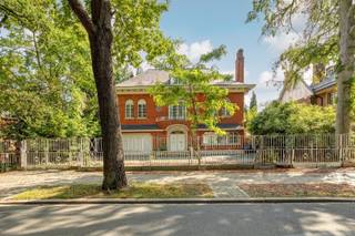 <p><span>WILRIJK - Park Den Brandt: </span><span>Standingvolle villa met 8 slaapkamers en 5 badkamers op mooi perceel van 1.521m². </span></p><p><span> </span></p><p><span>Omringd door groen en op wandelafstand van parken Den Brandt en Nachtegalenpark, werd deze villa ontworpen door architect Laporta in 1938. </span></p><p><span>Behorend tot zijn vroege oeuvre is dit een van de vele klassevolle villa’s gebouwd in de Nieuwe Parkwijk. </span></p><p><span>Mits renovatie kan men de royale ruimtes omtoveren tot een moderne parel waar ruimte, moderniteit en luxe centraal staan. </span></p><p><span> </span></p><p><span>BESCHRIJVING:</span></p><p><span> </span></p><p><span>Gelijkvloers:</span></p><p><span>Men bereikt de woning via de voortuin en de grote oprijlaan met dubbele toegang. </span></p><p><span>Inkomhal met vestiaire en gastentoilet die uitgeeft op een monumentale traphal op marmeren vloer. Een authentieke lichtkoepel accentueert de sfeer die de architect voor ogen had. </span></p><p><span>Dubbele deuren geven uit op de verschillende leefruimtes op parket met open haard. Bijkomende zit -en eetkamer aan de tuinzijde met toegang tot het terras. </span></p><p><span>Grote leefkeuken met eethoek en vele maatkasten. </span></p><p><span>Grote inpandige dubbele garage met directe toegang tot de keuken. </span></p><p><span> </span></p><p><span>Magnifieke, grote tuin met een gunstige zuidelijke oriëntatie, ganse dag veel zon en groot terras. </span></p><p><span> </span></p><p><span>1° Verdieping:</span><span> </span></p><p><span>Via de elegante trap bereikt men de verdiepingen. </span></p><p><span>Masterbedroom met tuinzicht met aanpalende ingerichte dressing en marmeren badkamer. </span></p><p><span>3 slaapkamers en een volledig ingerichte badkamer vervolledigt dezeverdieping. </span></p><p><span> </span></p><p><span>2° Verdieping: </span></p><p><span>Men treft hier 4 ruime slaapkamers aan onder het dak, alsook een aantal bad -en douchekamers. </span></p><p><span> </span></p><p><span>Grote kelder met technische ruimte en verschillende stockagemogelijkheden. </span></p><p><span> </span></p><p><span>BIJZONDERHEDEN:</span></p><p><span> </span></p><ul><li><span>Gelegen in de gegeerde wijk Park Den Brand. </span></li><li><span>Prachtige volumes met enorm potentieel</span></li><li><span>Dubbele garage en mooie oprijlaan </span></li><li><span>Groot perceel van 1.521m²</span></li><li><span>Opgenomen in de inventaris onroerend erfgoed. </span></li></ul><p><span> </span></p><p><span> </span></p>