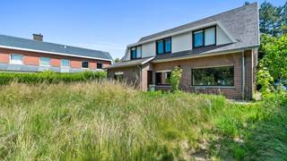 Immo3000 heeft een karaktervolle, statige, villawoning te koop op een TOP locatie in Kessel-Lo. Naast de Vlierbeek abdij, Provinciaal Domein, Delhaize én op een zucht van het station van Leuven. De knappe woning werd gebouwd in 1969 en staat op een ruim, west georiënteerd perceel van 640 m2.<br /><br />Op het gelijkvloers ruime inkomhal met trap, leefruimte, living, gesloten keuken met berging. Rechts van het GV inpandige garage. Goede connectie tussen leefruimte en tuin.<br />Op het 1e verdiep tellen we 5 (!) slaapkamers, apart toilet en een badkamer.<br />Woning is volledig onderkelderd (50% kruipkelder +-70cm) en je kan aan het dak.<br /><br />Deze woning barst van het potentieel. Naast de locatie bied de sterke gebouwschil van het pand ook een stevige basis voor uw verbouwproject (renovatieplicht).<br /><br />Benieuwd hoe u uw woondroom kan realiseren in deze woning?<br />Bel 016 60 3000 en boek een afspraak.