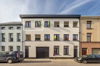 <p><span>Ontdek dit </span><span>stijlvolle dakappartement </span><span>met één slaapkamer te huur in het geliefde Oud-Berchem, ideaal gelegen tussen het Groene Kwartier en station Antwerpen-Berchem. Deze kleinschalige mede-eigendom met slechts vijf appartementen combineert hedendaags wooncomfort met een </span><span>recente, doorgedreven energetische renovatie</span><span>.</span></p><p><span> </span></p><p><span>De</span><span> lichtrijke leefruimte met open, tijdloze keuken</span><span> vormt het hart van het appartement en sluit naadloos aan op </span><span>het ruime dakterras van ca. 16 m²</span><span>. Deze aangename buitenruimte is ideaal voor een ontspannen aperitief of gezellige momenten in alle rust.</span></p><p><span> </span></p><p><span>De </span><span>ruime slaapkamer</span><span> biedt voldoende plaats voor dressingkast en straalt comfort en sereniteit uit. De </span><span>moderne badkamer</span><span> is uitgerust met een inloopdouche en een stijlvol lavabomeubel, afgewerkt met oog voor </span><span>kwaliteit en duurzaamheid</span><span>.</span></p><p><span> </span></p><p><span>Dankzij </span><span>de individuele zonnepanelen </span><span>geniet u van een lagere energiekost en een toekomstgerichte woonbeleving. Daarnaast beschikt het gebouw over </span><span>een gemeenschappelijke, inpandige fietsenstalling</span><span> en </span><span>een praktische afvalberging</span><span>. </span></p><p><span> </span></p><p><span>Bijzonderheden</span></p><ul><li><span>Ruim dakterras van ca. 16 m² </span></li><li><span>Volledig energetisch gerenoveerd </span></li><li><span>Kleinschalige mede-eigendom </span></li><li><span>Individuele zonnepanelen </span></li><li><span>Gemeenschappelijke fietsenstalling en afvalberging </span></li></ul><p><span> </span></p><p><span>Bent u op zoek naar </span><span>een instapklaar en energiezuinig appartement</span><span> op een toplocatie in Oud-Berchem? Contacteer ons via <span>thomas.onzia@urbainvastgoed.be</span></span><span> of bel </span><span>03 501 97 16</span><span> voor meer informatie of een bezoek.</span></p><p><span> </span></p>