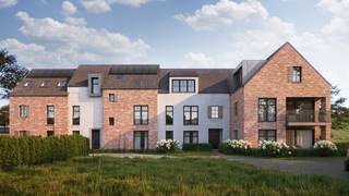 <p><strong>Residentie De Groes – Wonen in het groen, hartje Weelde<br /><br /></strong>Aan de Koning Albertstraat zijn de werken gestart van Residentie De Groes: een uniek project met <strong>18 appartementen</strong> aan een groen binnenerf en naadloos overlopend in de uitgestrekte weilanden erachter. De karaktervolle dorpswoning aan de straatzijde wordt stijlvol gerenoveerd tot 2 appartementen; daarachter komen 16 nieuwbouwappartementen in een landelijke en tijdloze architectuur.<br /><br /></p>
<p><strong>APPARTEMENT 7: </strong>Dit appartement bevindt zich op de gelijkvloerse verdieping en is 81 m² groot. Het wordt voorzien van een aangenaam ruime slaapkamer (met mogelijkheid tot dressingwand) die uitgeeft op de eigen tuin, en met een ensuite badkamer (met daglicht). De leefruimte geniet van veel natuurlijk daglicht en wordt voorzien van een zithoek en leefkeuken. Vervolgens is er nog een ruime berging en wasplaats, én een handige voorraadberging aan de keuken. Een grote schuifraam geeft toegang tot het terras en de privé tuin met oost en zuid oriëntatie. De tuin wordt omheind met een draad en toegangspoortje. Ideaal voor starters, alleenstaanden of investeerders!</p>
<p><strong>Waarom dit project bijzonder is:</strong></p>
<ul>
<li>Alle terrassen kijken uit op het binnenerf of de <strong>achterliggende velden</strong> (blijvend groen zicht!)</li>
<li>Enkele appartementen hebben 2 terrassen die beide uitzichten combineren.</li>
<li>Gelijkvloerse appartementen met <strong>private tuin</strong></li>
<li>Comfortabele oppervlakten vanaf <strong>81 m² tot meer dan 200 m²</strong>, exclusief tuinen, terrassen en zolders.</li>
<li>Luxe extra’s: dressing bij de hoofdslaapkamers, riante zolders, leefruimtes tot in de nok, 2 bergingen,...</li>
<li>Ondergrondse parkeerplaatsen (min. 2,70 m breed!), bezoekersparking en fietsenstallingen.</li>
<li>Duurzaam comfort: <strong>warmtepomp, ventilatie D, screens, zonnepanelen, vloerverwarming én vloerkoeling,...</strong><strong></strong><strong></strong><strong></strong></li>
</ul>
<p><strong><br />Ligging<br /></strong><br />Residentie De Groes ligt <strong>pal in het centrum van Weelde</strong>, op wandelafstand van het gemeenteplein, bakker, slager, horeca en openbaar vervoer. Ook de <strong>Nederlandse grens</strong> is vlakbij, met vlotte verbindingen naar Tilburg en Baarle-Nassau.<br /><br /></p>
<p><strong>Aanbod &amp; prijzen</strong></p>
<ul>
<li>1 slaapkamer (81 – 87 m² + terrassen) → vanaf <strong>€275.000</strong></li>
<li>2 of 3 slaapkamers (116 – 155 m² + terrassen) → vanaf <strong>€345.000</strong></li>
<li>Duplex penthouse (204 m² + 36 m² terrassen): <strong>€599.000</strong></li>
</ul>
<p>Prijzen exclusief parking (vanaf €20.000), kelderberging (vanaf €4.000) en aankoopkosten (btw– registratierechten – ereloon notaris &amp; aktekosten). Wij bekijken met veel plezier welk appartement in aanmerking komt en bezorgen u graag een gedetailleerde <strong>prijsberekening</strong>.<br /><br /></p>
<p><strong>Afwerking naar uw smaak<br /><br /></strong>Elke koper beschikt over <strong>ruime budgetten</strong> om het appartement volledig naar uw smaak in te richten. Op dit moment heeft u nog inspraak bij uw keuken, badkamer, vloeren, elektrische installatie, ... Het project wordt voorzien van de beste technieken én met <strong>grote focus op energiezuinigheid</strong>: Individuele warmtepompen met zonnepanelen, vloerverwarming én vloerkoeling, ventilatie D met warmteterugwinning, regenwaterrecuperatie, ingebouwde screens en rolluiken waar nodig, ...<br />Bijzondere aandacht gaat bovendien naar zowel de thermische als akoestische isolatie met onder meer 8 cm minerale wol tussen de appartementen om het <strong>akoestisch comfort</strong> te verhogen.<br /><br /></p>