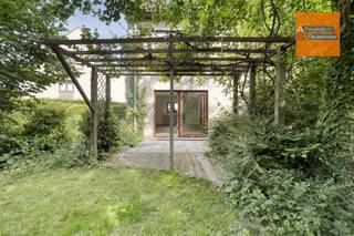 <p><span>Lichtrijk gelijkvloers appartement met garagebox en grote privé tuin.</span></p><p><span>In het rustige woonerf </span><span>Dorsershof</span><span>, op een doodlopende straat, vindt u dit instapklare gelijkvloers appartement van +/- 98 m² met veel lichtinval en een ruime, zonnige privé tuin. Een ideale combinatie van comfort, rust en bereikbaarheid.</span></p><p><span>VANAFPRIJS VAN 365.000€</span></p><p><span> </span></p><p><span>Virtueel bezoek: </span><span>https://360.zibber.eu/share/collection/71gmX?logo=0&amp;info=0&amp;fs=1&amp;vr=1&amp;sd=1&amp;initload=0&amp;thumbs=1</span></p><p><span>De leefruimte  heeft grote raampartijen die zorgen voor veel natuurlijk licht en een open zicht op de tuin. De volledig uitgeruste keuken (oven, kookvuur, vaatwasser, koelkast) sluit naadloos aan op de woonkamer. </span></p><p><span>Het appartement beschikt over twee volwaardige slaapkamers (+/- 11 en 16.5 m²) , een badkamer met dubbele lavabo, douche en toilet, een gastentoilet en een praktische berging. Alles bevindt zich op één niveau vlot toegankelijk en zonder trappen.</span></p><p><span>Extra troeven:</span></p><p><span>- Rechtstreekse privatieve toegang in uw appartement vanuit de straat. </span></p><p><span>- Ondergrondse ruime garagebox met ruimte  om te stockeren.</span></p><p><span>- Verwarming op aardgas en dubbele beglazing.</span></p><p><span>- Alarm en waterverzachter.</span></p><p><span>- Lage gemeenschappelijke kosten: +/- 100 €/maand.</span></p><p><span>- Goede verbinding met invalswegen, scholen, winkels en openbaar vervoer.</span></p><p><span>Bent u op zoek naar ruimte, licht en een tuin op een rustige locatie?</span></p><p><span>Contacteer ons voor meer info of een bezoek: info@ap-p.be |  078 48 47 00.</span></p><p><span> </span></p>