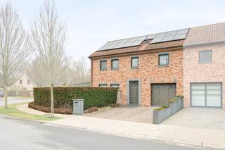 Maison récente, semi-ouverte, idéalement située à Ypres: Kunstenlaan 12 (année de construction 2013)- Prêt à emménager, fini avec des matériaux de...