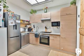 <p><span>Charmante en instapklare woning met zonnige tuin in Hoboken</span></p><p><span>Deze charmante woning is uitstekend gelegen in Hoboken, op een boogscheut van winkels, openbaar vervoer en diverse groene zones. Dankzij de vlotte verbindingen zijn ook Antwerpen, Mechelen en Brussel gemakkelijk bereikbaar.</span></p><p><span>De woning werd de voorbije jaren grondig en kwalitatief vernieuwd. Hierdoor geniet u van hedendaags wooncomfort, een </span><span>gunstig EPC met label B</span><span>, een </span><span>conforme elektrische installatie</span><span> en een </span><span>asbestveilig attest</span><span>. De woning is volledig instapklaar en biedt een aangename combinatie van ruimte, comfort en functionaliteit.</span></p><h3><span>Indeling</span></h3><p><span>Gelijkvloers</span><span><br />Via de inkomhal komt u in de lichte en aangename leefruimte. De open keuken vormt het centrale hart van de woning en sluit naadloos aan op de woonkamer. De keuken is volledig uitgerust met de nodige toestellen en beschikt over een praktische indeling.</span></p><p><span>Dankzij de grote raampartijen geniet de leefruimte van een overvloed aan natuurlijk licht en een aangename, open sfeer.</span></p><p><span>Op het gelijkvloers bevindt zich tevens een ruime slaapkamer die eveneens perfect kan worden ingericht als bureau- of hobbyruimte. Daarnaast is er een moderne badkamer.</span></p><p><span>Eerste verdieping</span><span><br />Op de eerste verdieping bevinden zich nog twee slaapkamers, waardoor de woning in totaal over drie slaapkamers beschikt.</span></p><h3><span>Zuidgerichte tuin</span></h3><p><span>Achteraan beschikt de woning over een </span><span>zuidgerichte tuin</span><span>, waar u in alle privacy kunt genieten van de buitenruimte. Een aangename plek om te ontspannen, te genieten van de zon of gezellig samen te zijn met familie en vrienden.</span></p><h3><span>Troeven</span></h3><ul><li><span>Instapklare en recent vernieuwde woning</span></li><li><span>3 slaapkamers</span></li><li><span>Open en volledig uitgeruste keuken</span></li><li><span>Veel natuurlijke lichtinval</span></li><li><span>Zuidgerichte tuin met veel privacy</span></li><li><span>EPC-label B</span></li><li><span>Elektriciteit conform</span></li><li><span>Asbestveilig</span></li><li><span>Uitstekende bereikbaarheid van Antwerpen, Mechelen en Brussel</span></li><li><span>Gelegen nabij winkels, openbaar vervoer en groen</span></li><li><span>Beschikbaar bij akte</span></li></ul><p><span>Een ideale gezinswoning voor wie op zoek is naar een instapklaar en comfortabel huis met een zonnige tuin op een gunstige locatie in Hoboken.</span></p>
