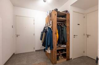 Huurprijs: 1.250 EUR per maand+ 100 EUR per maand voor ondergrondse autostaanplaats en berging+ 186 EUR per maand gemeenschappelijke kostenKosten...