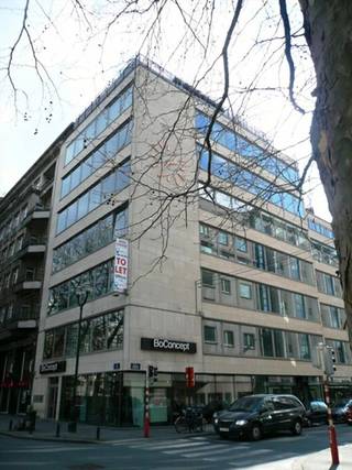 Office for rent located on Avenue Louise. The neighbourhood offers many possibilities like restaurants, snacks and small shops.<br />Surface: 244 sqm.<br />Parking available: 1.800 €/space/year.<br />Archives: 101 sqm (90€/sqm/year).