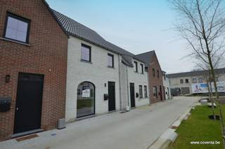 Deze nieuwbouwwoning bestaande uit: inkomhal met toilet, lichtrijke woonkamer - salon met aansluitende ingerichte keuken en berging/wasplaats.Op de...