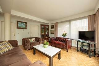 <p><span>Lichtrijk hoekappartement met ruim zonneterras en 2 slaapkamers</span></p><p><span>Welkom in dit ruime en uitstekend onderhouden appartement, gelegen op een gegeerde locatie aan de Liersesteenweg in Mortsel. Dankzij de hoekligging geniet het appartement van een uitzonderlijke lichtinval, een aangenaam open zicht en een ruim terras waar het heerlijk vertoeven is.</span></p><h3><span>Indeling:</span></h3><p><span>Via de inkomhal betreedt u de ruime leefruimte met grote raampartijen die zorgen voor een overvloed aan natuurlijk licht. De woonkamer sluit naadloos aan op de eetkamer en de halfopen keuken, wat resulteert in een aangenaam en open woongevoel. De keuken beschikt over voldoende werk- en opbergruimte en biedt rechtstreeks contact met de leefruimte en het terras. Verder beschikt het appartement over 2 slaapkamers, een verzorgde badkamer met douche en lavabo + toilet, een apart gastentoilet en praktische bergruimte. De aanwezige inbouwkasten zorgen bovendien voor extra comfort en opbergmogelijkheden.</span></p><h3><span>Buitenruimte:</span></h3><h3><span>Het absolute paradepaardje van dit appartement zijn zonder twijfel de twee terrassen. Het ruime hoofdterras geniet van een gunstige oriëntatie, veel privacy en een aangenaam groen uitzicht. Een ideale plek om te ontspannen of gezellig te tafelen met familie en vrienden. Het tweede terras vormt een praktische extra buitenruimte en biedt bijkomend comfort. </span></h3><h3><span> </span></h3><h3><span>Troeven:</span></h3><ul><li><span>Lift aanwezig in het gebouw </span></li><li><span>EPC-label B</span></li><li><span>Conforme elektrische installatie </span></li><li><span>Ruim en zonnig terras </span></li><li><span>Grote raampartijen met veel natuurlijke lichtinval </span></li><li><span>Praktische kelderberging </span></li><li><span>Instapklaar en uitstekend onderhouden </span></li></ul><p><span> </span></p><p><span>De </span><span>gemeenschappelijke kosten </span><span>bedragen momenteel ca. 120 euro/maand en omvatten onder meer de syndicus, blokpolis, lift, gemeenschappelijke elektriciteit, onderhoud van de gemeenschappelijke delen en een provisie voor water. </span></p><h3><span>Ligging:</span></h3><p><span>Het appartement bevindt zich op een centrale locatie in Mortsel, vlakbij winkels, scholen, openbaar vervoer en recreatie mogelijkheden. Dankzij de vlotte verbinding naar Antwerpen en de omliggende gemeenten combineert deze woonst ruimte, comfort en bereikbaarheid.</span></p><h3><span>Contact:</span></h3><h3><span>Vrijblijvend advies met gratis schatting van uw woning? </span></h3><h3><span>Neem gerust contact met ons op. </span></h3><h3><span>------------------------------------------------------------------------------------------------------------- </span></h3><h3><span>Robin Van den Bergh </span></h3><h3><span>robin@home4you.be </span></h3><h3><span>+32 468 23 19 79 </span></h3><h3><span>7/7 bereikbaar </span></h3><p><span> </span></p>