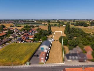 Ruime bouwgrond met een landelijk karakter aan de achterzijde van het perceel. Dankzij de perceelbreedte van 18 meter en de mogelijkheid om een ruime halfopen gezinswoning te bouwen, biedt dit perceel tal van mogelijkheden.<br /><br />Met een totale oppervlakte van maar liefst 3.247 m² geniet u bovendien van uitzonderlijk veel ruimte en een groene, landelijke omgeving.<br /><br />Droomt u van een eigen bouwproject en bent u op zoek naar een perceel waar u uw woonwensen kunt realiseren? Dan is deze bouwgrond zeker een bezoek waard!<br /><br />Interesse om hier uw toekomstige woonproject te realiseren? <br />Neem gerust contact op voor meer informatie of een bezoek ter plaatse: Yoshi Vandeginste – 0474 49 50 38<br /><br /><br />Bestuursmaatregelen in het maatregelenregister: in aanvraag