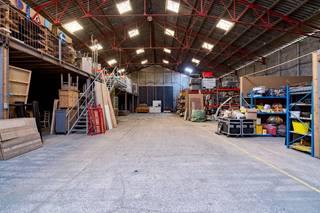 2 magazijnen gelegen tussen Lendelede en Sint-Eloois-Winkel op 1816m². Deels gelegen in woonzone met landelijk karakter en agrarisch gebied.Grote...