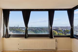<p><strong><span>JETTE,</span></strong><span> aangenaam 1-slaapkamerappartement met parkeerplaats inbegrepen.</span></p>
<p><span>In Jette, vlak bij de Charles Woestelaan en Belgica, ontdekt u dit aangename appartement met één slaapkamer van ±51 m², ideaal gelegen nabij winkels, openbaar vervoer en alle andere voorzieningen.</span></p>
<p><span>Het appartement biedt een praktische en comfortabele indeling. De leefruimte van ±22 m² vormt een aangename woonomgeving, terwijl de ingerichte keuken, gerenoveerd in 2022, eveneens beschikt over een handige berging voor extra opbergruimte.</span></p>
<p><span>Het nachtgedeelte omvat een slaapkamer van ±13 m² en een badkamer met ligbad en wastafel. Een apart toilet vervolledigt het geheel.</span></p>
<p><span>Extra troef: een kelder en een overdekte parkeerplaats in de ondergrondse verdieping zijn inbegrepen, wat een bijzonder voordeel is in de buurt.</span></p>
<p><span>Een mooie opportuniteit voor een eerste aankoop of als investering.</span></p>
<span>Inkomhal van ±4 m²</span><br /><span><br />Leefruimte van ±22 m² met Quick-Step</span><br /><span><br />Ingerichte keuken, gerenoveerd in 2022</span><br /><span><br />Berging</span><br /><span><br />Slaapkamer van ±13 m² met Quick-Step</span><br /><span><br />Badkamer met ligbad en wastafel</span><br /><span><br />Apart toilet</span><br /><span><br /></span><span>Kelder nr. 114 op de niveau -2.</span><br /><span><br />Overdekte parkeerplaats nr. 23 op niveau -1 inbegrepen<br /><br /></span>Appartement nr. 934<br />
<p>Lasten<strong><span>:</span></strong><span> €288 gemeenschappelijke kosten en €45 bijdrage aan het reservefonds.</span></p>