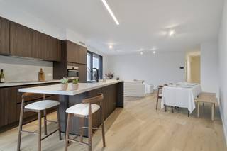 Instapklaar nieuwbouwappartement (woonopp. 106m²) met 2 slaapkamers en terras van ca. 8m² te koop op topligging nabij centrum Waregem. Het...