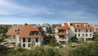 Dit appartement maakt deel uit van "Villa Émeraude", een exclusief en kleinschalig nieuwbouwproject met slechts 14 villa-appartementen, verdeeld over twee elegante residenties. Het pand combineert de rust en discretie van het project met een doordachte indeling en een aangenaam wooncomfort, passend binnen de tijdloze architectuur.<br /><br />Gelegen op de gelijkvloerse verdieping, op slechts enkele stappen van zee, strand en de duinen van Ster der Zee, geniet dit appartement van een rustige ligging in een residentiële omgeving. Grote raampartijen en twee ruime terrassen zorgen voor een aangename lichtinval en een vlotte verbinding tussen binnen en buiten.<br /><br />Indeling<br />Ruime inkomhal met vestiairemogelijkheid | afzonderlijk toilet met lavabo | berging met mogelijkheid voor wasmachine/droogkast | volledig uitgeruste en open keuken met kwalitatieve toestellen | lichtrijke leefruimte met toegang tot royaal terras | eerste slaapkamer met bijhorende badkamer (inloopdouche en dubbele lavabo in meubel) | tweede slaapkamer met bijhorende badkamer (inloopdouche en lavabo in meubel).<br /><br />Op de ondergrondse verdieping bevinden zich private kelders, afgesloten garageboxen, een gemeenschappelijke fietsenberging en een vuilnislokaal.<br /><br />Dit pand vormt een comfortabele woonoplossing aan zee en een waardevaste investering binnen een kleinschalig kwaliteitsproject.