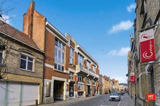 In hartje Ieper, op amper 50 meter van de Markt, bieden wij verschillende appartementen te koop aan. Momenteel zijn er nog <strong>8 appartementen </strong>beschikbaar, waarvan het merendeel beschikt over twee slaapkamers.<br /><br />De appartementen zijn grotendeels verhuurd (slechts één appartement is momenteel vrij), wat dit aanbod bijzonder interessant maakt als investeringskans. <strong>Het netto-rendement bedraagt circa 4%.</strong><br /><br />Overweegt u om zelf een appartement te bewonen? Dat is mogelijk, afhankelijk van de voorwaarden van het lopende huurcontract. Informeer gerust naar de mogelijkheden.<br /><br />Meer info of een bezoek ter plaatse?<br />Bel Eden op 0470 43 78 21 of mail naar info@minthus.be<br /><br /><strong>Extra informatie per appartement </strong><br /><br />Gevangenisstraat 10 - Huur: € 580,26 - Prijs: € 154.900
<ul>
<li>Verhuurd </li>
<li>Indeling: woon- en eetkamer, berging, toilet, badkamer en 2 slaapkamers (+ kelderberging) </li>
<li>EPC: 372 kWh/(m² jaar) of label D - 2688759 – Renovatieplicht niet van toepassing</li>
</ul>
<br />Sint-Jacobsstraat 16 6A - Huur: € 608,50 - Prijs: €129.900
<ul>
<li>Verhuurd</li>
<li>Indeling: woon- en eetkamer, keuken, 2 slaapkamers, badkamer.</li>
<li>EPC: 160 kWh/(m² jaar) of label B - 2875514 – Renovatieplicht niet van toepassing</li>
</ul>
<br />Sint-Jacobsstraat 16 1C - Huur: € 515,78 - Prijs: € 117.490
<ul>
<li>Verhuurd</li>
<li>Indeling: woon- en eetkamer, keuken, berging, badkamer en 2 slaapkamers</li>
<li>EPC: 356 kWh/(m² jaar) of label D - 312147 – Renovatieplicht niet van toepassing</li>
</ul>
<br />Sint-Jacobsstraat 16 1B - Huur: € 727,00 - Prijs: € 144.900
<ul>
<li>Verhuurd</li>
<li>Indeling: woon- en eetkamer, keuken, berging, badkamer en 1slaapkamer </li>
<li>EPC: 127 kWh/(m² jaar) of label B - 2730602 – Renovatieplicht niet van toepassing</li>
</ul>
<br />Sint-Jacobsstraat 16 2C - Huur: € 619,43 - Prijs: € 144.900
<ul>
<li>Verhuurd</li>
<li>Indeling: hal, badkamer, 2 slaapkamers, berging, woon- en eetkamer met keuken.</li>
<li>EPC: 159 kWh/(m² jaar) of label B - 2911555 – Renovatieplicht niet van toepassing</li>
</ul>
<br />Sint-Jacobsstraat 16 2E - Huur: € 600,00 - Prijs: € 117.490
<ul>
<li>Momenteel niet verhuurd</li>
<li>Indeling: hal, toilet, woon- en eetkamer, keuken, berging, badkamer en 1 slaapkamer. </li>
<li>EPC: 392 kWh/(m² jaar) of label D - 102760 – Renovatieplicht niet van toepassing</li>
</ul>
<br />Sint-Jacobsstraat 16 3A - Huur: € 650,28 - Prijs: € 149.900
<ul>
<li>Verhuurd</li>
<li>Indeling: woon- en eetkamer, keuken, badkamer, berging, 2 slaapkamers (+ airco aanwezig!)</li>
<li>EPC: 97 kWh/(m² jaar) of label A - 2730851 – Renovatieplicht niet van toepassing</li>
</ul>
<br />Sint-Jacobsstraat 16 3B - Huur: € 729,00 - Prijs: € 149.900
<ul>
<li>Verhuurd</li>
<li>Indeling: woon- en eetkamer, keuken, berging, badkamer en 2 slaapkamers </li>
<li>EPC: 85 kWh/(m² jaar) of label A - 2730616 – Renovatieplicht niet van toepassing</li>
</ul>