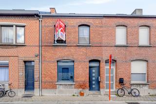 <p>Charmante rijwoning in Willebroek, gelegen in een rustige straat nabij de vaart.</p><p><br /></p><p>Deze woning uit combineert karakter met een praktische indeling en een aangename ligging in Willebroek. De rustige straat zorgt voor een aangename woonomgeving, terwijl winkels, openbaar vervoer en het treinstation vlot bereikbaar zijn. Binnen beschikt de woning over drie slaapkamers, ideaal voor gezinnen of wie extra ruimte wenst voor een bureau of hobbykamer. De gezellige tuin en het terras vormen een fijne buitenruimte om te ontspannen. Dankzij de functionele indeling en de aanwezige veranda geniet u bovendien van extra leefcomfort.</p><p><br /></p><p>Belangrijkste ruimtes:<br />• Inkomhal met toegang tot de leefruimtes<br />• Gezellige living met aangename lichtinval<br />• Functionele keuken met aansluitende berging<br />• Veranda met zicht op de tuin<br />• Badkamer met praktische indeling<br />• Apart toilet<br />• 3 slaapkamers met diverse indelingsmogelijkheden<br />• Kelder voor extra stockage<br />• Terras en aangename tuin</p><p><br /></p><p>Troeven:<br />• Gelegen in een rustige straat nabij de vaart<br />• Aangename tuin en terras om van het buitenleven te genieten<br />• 3 volwaardige slaapkamers</p><p><br /></p><p>Neem vandaag nog contact op voor een bezoek.</p><p><br /></p><p>JOUW DROOMHUIS. ZO GEVONDEN!</p>