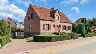 Immo3000 heeft deze charmante woning te koop in het centrum van Linden. Deze woning biedt een ideale combinatie van comfort en ruimte voor het hele gezin. Het huis, gebouwd in 1980 (deels gerenoveerd), staat op een perceel van 619 m² en beschikt over een bewoonbare oppervlakte van 225 m² (volgens EPC). De tuin loopt volledig rondom de woning.<br /><br />Gelijkvloers:<br />ruime inkomhal met gastentoilet, grote open leefruimte met veranda, gesloten (ingerichte) keuken met bijkeuken, 1e slaapkamer / home office en een badkamer.<br /><br />1e VD:<br />lichtrijke nachthal (vide), 3 zeer grote slaapkamers en apart toilet. Mogelijkheid tot inrichten van een (2e) badkamer.<br /><br />De woning is volledig onderkelderd en heeft 2 inpandige garages die toegankelijk is langst de achterkant van het terrein.<br /><br />Deze woning combineert een gunstige ligging met ruime voorzieningen, wat het tot een aantrekkelijke plek maakt om te wonen.<br /><br />Benieuwd hoe deze woning perfect aansluit bij uw woonwensen? Neem vandaag nog contact op en plan uw bezoek!