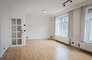 Prachtige ruime Duplex met lift van 125m2 gelegen op Demerstraat 14 3500 Hasselt. <br /><br />Deze duplex is gelegen pal in het bruisende centrum van Hasselt op de hoek van de Demerstraat met de Walputstraat. Het betreft de 2de en 3de verdieping van het gebouw waar ook de bekende winkel PARIS LONDRES is gesitueerd. Vanuit het appartement ben je in enkele minuten te voet naar de grote markt of naar je favoriete winkel.<br /><br />De duplex is de enige woonunit in dit pand! Via de ingang langs de winkel kom je terecht in de inkomhal, die toegang geeft tot de privékelder en de lift. Deze lift is privé voor u als bewoner en kan zelfs tot de slaapvertrekken op de 3de verdieping gaan!! Voor de 3de verdieping is dit nog extra beveiligd met een sleutel.<br /><br />Bij het binnenkomen van het volledig gerenoveerde appartement zien we direct de grote leefruimte die uitgeeft op de hoek van het appartement. De vele raampartijen zorgen hier voor een enorme lichtinval en een mooi zit op de winkelstraat in Hasselt. Verder is er op het tweede verdiep nog een ruime keuken en een toilet met handwasbak. Via de trap ( of de lift) bereik je het derde verdiep. Hier zijn direct 3 ruime slaapkamers te vinden. 1 van de slaapkamers heeft ook een aparte douchekamer. Verder vinden we nog een toilet, een wasplaats en de volledig vernieuwde badkamer met inloopdouche, bad en meubel met dubbele lavabo.<br /><br />Er is de mogelijkheid om een autostandplaats bij te huren in de directe omgeving.<br /><br />Alle ramen in het appartement zijn altijd voorzien van zonnewering. <br /><br />Enkele pluspunten van deze mooie duplex<br /><br />+ centrum Hasselt<br />+ zeer smaakvol gerenoveerd.<br />+ lift die ook naar het 3de verdiep kan ( privé!)<br />+ zeer veel lichtinval met prachtig zicht op de winkelstraat<br />+ parkeerplaatsen dichtbij!<br /><br />Wil je meer informatie over deze prachtige duplex of een bezoek ter plaatse? Contracteer Valere Vangeel via 0472 323424 of valere@vestio.com.<br /><br /><br /> 