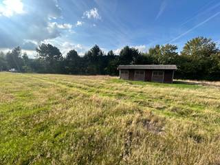 Op een gunstige locatie in Deinze bieden wij een prachtig stuk industriegrond aan met een totale oppervlakte van <strong>2.144 m²</strong>.<br /><u><strong>Bestemming</strong></u>:
<ul>
	<li><strong>2.144 m² </strong>bestemd als KMO-zone</li>
</ul>
<u><strong>Mogelijkheden</strong></u>:

<ul>
	<li>Bouw van een KMO-loods met magazijn</li>
	<li>Geschikt voor ondernemers die op zoek zijn naar een strategische ligging voor hun activiteiten</li>
</ul>
<u><strong>Troeven</strong></u>:

<ul>
	<li>Gelegen in een rustige en goed bereikbare omgeving</li>
	<li>Ideaal voor wie wil investeren in de toekomst</li>
	<li>Uitstekend gelegen op slechts +/- 10 minuten van de E40, op- en afrit 13 Drongen. </li>
</ul>
Meer info: mail of bel Thomas - 0475 32 51 89