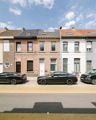 SINT-NIKLAAS - Op zoek naar een instapklare woning te koop in het centrum van Sint-Niklaas? Dan is dit pand misschien iets voor u. De belangrijkste...