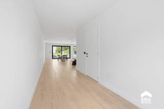 aak kennis met deze moderne nieuwbouwwoning in de Groene-Herderstraat, waar hedendaags comfort en duurzaamheid samenkomen. ✨<br /> 

<p>De locatie is moeilijk te overtreffen: in het gezellige en gegeerde Rumbeke, op een boogscheut van het groene Sterrebos en het bruisende centrum, maar evengoed vlakbij AZ Delta, de ring rond Roeselare en de opritten naar de E403. &amp;#127795; Rust én bereikbaarheid, perfect gecombineerd.<br /> </p>

<p>Binnen word je verwelkomd door een lichtrijke, ruime leefruimte met open keuken — een aangename plek om vrienden te ontvangen of gewoon tot rust te komen. ☀️ Op het verdiep vind je drie ruime slaapkamers en een ruime badkamer. Achteraan geniet je van een heerlijk zonnige tuin met grote tuinberging, ideaal bij de eerste zonnestralen of een gezellige avond buiten. &amp;#127807; Praktisch is het ook helemaal in orde: een aparte (was)berging, een ruime garage en bovenaan een zolder van zo'n 30 m² voor extra opslag.<br /> </p>

<p>Maar het echte verschil zit in het comfort en de duurzaamheid van een doordachte nieuwbouw. &amp;#128170; Geen asbest, conforme elektriciteit, en verwarming via een warmtepomp met vloerverwarming op zowel het gelijkvloers als het verdiep — heerlijk gelijkmatige warmte in heel de woning. Zonnepanelen op zowel de voor- als achterzijde van het dak zorgen voor maximaal rendement, en een regenwaterput van 10.000 liter maken het plaatje compleet. Wonen zonder zorgen, met de energiefactuur stevig onder controle. &amp;#128267;<br /> </p>

<p>Kortom: een energiezuinige, kwaliteitsvolle thuis op een toplocatie, klaar voor een nieuw hoofdstuk. &amp;#128273;<br /> </p>

<p><em>Verkoop onder het btw-stelsel van 21% (nieuwbouw).<br />De prijs betreft een instelprijs. Elk bod hoger dan de instelprijs wordt in overweging genomen door de eigenaar.</em></p>
