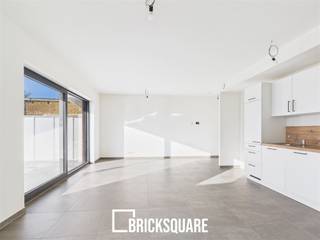 NAMUR - Ontdek de residentie "Les Terrasses de Namur" in de Rue du Bomel, met een prachtig uitzicht over het centrum van Namen. De ligging is ideaal, dicht bij het station en de winkels, maar toch rustig.Ontdek dit nieuwe appartement van 101 m2 met 3 slaapkamers op de begane grond van de residentie. Het appartement zal je verleiden met zijn ruimte, lichtinval, terras van 15 m2 en privétuin van 42 m2, op het zuidwesten met uitzicht in vogelvlucht over Namen.Het bestaat uit een inkomhal, een toilet, een grote woonkamer met ingerichte keuken en toegang tot het terras en de tuin, een bijkeuken, een nachthal, een douchekamer en drie slaapkamers.Er is een kelder en een parkeerplaats in de kelder (tegen betaling).EPB A, dubbele beglazing, vloerverwarming, dual-flow ventilatie, warmtepomp, gasgestookte boiler, fotovoltaïsche panelen, lift, video-intercom systeem, fietsenberging.Verkoop van de grond onderworpen aan 12,5% registratierecht en de gebouwen onderworpen aan 21% BTW (6% BTW onder voorwaarden). Aansluitkosten (€5.000 excl. BTW) en het opstellen van de akte (€500 excl. BTW) in rekening te brengen.Neem contact op met Bricksquare voor meer informatie: 02/315.25.13 of www.bricksquare.eu