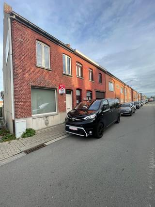 <strong>Lauwe - Leuke instapklare woning nabij centrum Lauwe.</strong><br /><br />Op zoek naar een woning waar je zo in kunt trekken? Deze instapklare woning biedt alles wat je nodig hebt, op een ideale locatie, dicht bij het centrum.<br /><br /><strong>Indeling:</strong><br />Inkomhal, ruime leefruimte, open keuken, badkamer, kelder en grote tuin<br />1ste verdieping: 2 slaapkamers<br />2de verdieping: 1 ruime slaapkamer<br /><br />Troeven<br />- parking vlakbij<br />- ruime woning <br />- mooi afgewerkt<br />- instapklaar<br />-