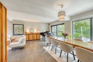 deze mooie, instapklare woning in open bebouwing bevindt zich in Hoksem, een deelgemeente van Hoegaarden. De woning biedt aangename, heldere en open leefruimtes en een inpandige garage op de leefverdieping, 3 kamers en 2 badkamers op de eerste verdieping, een kelderverdieping met o.a. atelier en wasruimte, en een zolderverdieping die desgewenst ook nog ingericht kan worden. De omheinde, aangelegde tuin rond de woning heeft een ruim zonneterras en een verwarmd zwembad.
Omvattende:
Leefverdieping: inkomhal, zit- en eetkamer, keuken, toiletruimte, garage
Eerste verdieping: nachthal, open bureauruimte, master bedroom met en-suite badkamer, 2 slaapkamers, badkamer, toiletruimte
Zolderverdieping: bergzolder
Kelderverdieping: hal, atelier, wasruimte, berging
Oprit, terras en tuin met zwembad: oprit, omheinde, aangelegde tuin met zonneterras en zwembad
Ligging: de woning bevindt zich in Hoksem, een landelijke deelgemeente van Hoegaarden. Het station van Tienen bevindt zich op 5 km en de aansluiting met de E40 op een 7-tal km.
De beschikbaarheid van deze woning is bij akte.
https://www.itimmo.be/bronstraat-27a-hoegaarden
