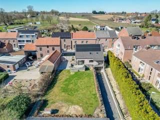 <p><span>Bent u op zoek naar een woning met ruimte én uitgebreide paardenfaciliteiten? Dan is deze eigendom in het landelijke Sint-Truiden iets voor u! Niet ver van verschillende wedstrijdfaciliteiten zoals Woutershof en Sentower Park.</span></p><p><span>Deze op te frissen landelijke woning beschikt over drie ruime slaapkamers en een badkamer met zowel een douche als een ligbad. Ook de keuken is volledig uitgerust. Bovendien beschikt het pand over zonnepanelen met thuisbatterij wat een positieve EPC-score geeft van 266 Kwh! Wat de woning dus onmiddellijk instapklaar maakt en er dus geen renovatieplicht van toepassing is.</span></p><p><span>Verder is de volledig woning onderkelderd. Dit biedt veel opslagplaats en dient ook als inpandige garage voor uw voertuig.</span></p><p><span>Het grote perceel van maar liefst 1,6 hectare is een droom voor paardenliefhebbers. U vindt hier twee stalgebouwen met in totaal 22 ruime stallen. Opgesplitst in 2 compartimenten van 8 en 14 boxen. Verder is er een binnenpiste en een buitenpiste.</span></p><p><span>Er zijn twee toegangspoorten voorzien. Eentje voor de woning en eentje voor de weides en de paardenfaciliteiten.</span></p><p><span>Geniet van de rust en natuur, terwijl u toch op korte afstand bent van het bruisende centrum van Sint-Truiden en vlotte verbindingen naar omliggende steden.</span></p><p><span> </span></p>