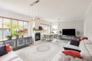 <p><span>In Zingem, deelgemeente van Kruisem, vinden we deze instapklare open bebouwing type bungalow, gelegen in een rustige en praktische woonomgeving.De woning combineert een praktische indeling met een hedendaagse, lichte woonstijl. De leefruimte en eetkamer genieten van veel natuurlijke lichtinval. De keuken is voorzien van alle comfort en bezit een aangename ontbijthoek.</span></p><p><span>De woning beschikt over drie slaapkamers, waarvan één ruime hoofdslaapkamer, die ook kan dienst doen als speelkamer, bureel of polyvalente ruimte.De badkamer is netjes afgewerkt met een modern lavabomeubel en een douche. Extra troef is de ruime garage/berging met technische ruimte. Buiten vinden we een onderhoudsvriendelijke tuin en een verzorgde voortuin met 2 opritten. De woning is gelegen in een woonomgeving met nabije bebouwing, maar biedt toch voldoende privacy achteraan.</span></p><p><span>Extra troeven:</span><span><br />- EPC: label C, geen renovatieverplichting.</span></p><p><span>- Elektriciteit conform.</span></p><p><span>- Instapklaar karakter.</span></p><p><span>- 3 slaapkamers.</span></p><p><span>- Keuken & badkamer gerenoveerd.</span></p><p><span>- Momenteel verhuurd aan 1.250 Euro/maand</span></p><p><span>- perceel: 508m².</span></p><p><span>- rustige ligging.</span></p><p><span>Een interessante woning voor wie op zoek is naar een nette, praktisch ingedeelde thuis zonder grote renovatiewerken.</span></p><p><span>EXTRA: De vermelde prijs is een richtprijs. Deze methode geeft jou, als potentiële koper, de kans om op een transparante manier te bieden. Na ontvangst van deze biedingen zal de verkoper beslissen of hij/zij de eigendom verkoopt aan het hoogste bod. De start /richtprijs is aldus niet bindend voor de verkoper.</span><span> </span></p><p><span>1ste Bezoekmoment op zaterdag 04/07 van 13u30 tot 18u00 OP AFSPRAAK</span></p><p><span>Voor info en/of afspraak? Contacteer Jean-Pierre</span></p><p><span>Tel:0475/51 34 67</span></p><p><span>Email: <span>jean-pierre@janssenenjanssen.be</span></span><span> </span></p><p><span> </span></p><p><span>Enkele beelden zijn digitaal/AI-matig opgeruimd ter visualisatie.</span></p><p><span><br /><br /></span></p>