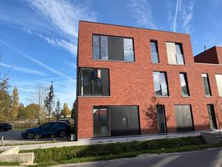 Ligging en omgeving<br /><br />Deze nieuwbouwwoning ligt in Mariakerke en is omringd met water, wandel en fietspaden en heeft een uiterst goede omsluiting, met in de onmiddellijk omgeving de R4, zo hebt u een vlotte verbinding naar Brussel, Antwerpen en Kortrijk.<br /><br />Daarnaast bevinden winkels, horeca , scholen en openbaar vervoer zich op wandel- en fietsafstand.<br /><br />Afwerking<br /><br />Deze woning is afgewerkt als BEN-woning en volledig geschilderd en beschikt over een eigen terras en tuin. Bij het ontwerp van deze woning optimaliseerde Architect Bontinck elke ruimte en werd er nauwgelet rekening gehouden met een mooie lichtinval in de leefruimtes.<br /><br />Bij de woning is er ook een autostaanplaats voorzien in de gemeenschappelijke parkeerhaven. De woning is voorzien van alle moderne comfort.<br />De tuinberging kan men bereiken via een padje achter de tuin, zo hoeft u niet met de fiets door de woning.<br /><br />Volgende kosten zijn nog niet inbegrepen : verkavelingskosten, opmetingskosten, postinterventie, EPB-verslag: 1.790€ exc. BTW
<div>Nutsvoorzieningen: 7.079,73€ excl. BTW.<br /><br />Bent u op zoek naar een nieuwbouwwoning met een vlotte ontsluiting die voldoet aan alle moderne comfort contacteer Krista dan zeker op 0470/70.72.26!</div>
<br />De woning is opgeleverd en instapklaar.