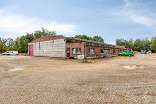Deze bedrijfshal van ca. 900 m², aangevuld met ca. 100 m² afgesloten kantoorruimte, biedt een uitstekende uitvalsbasis voor verschillende professionele activiteiten.<br /><br />De ruimte is onder meer geschikt en toegelaten voor schrijnwerkerij, waardoor dit pand bijzonder interessant is voor schrijnwerkers en andere ambachtelijke ondernemingen. De ruime hal biedt voldoende mogelijkheden voor zowel productie als opslag van materialen en goederen.<br /><br />De bedrijfsruimte is vlot toegankelijk via een sectionaalpoort en beschikt over sanitair. Daarnaast zijn er ruime parkeermogelijkheden op het terrein. Het pand beschikt over een zonnepaneleninstallatie, wat een interessante troef vormt met het oog op het energieverbruik. Er bestaat bovendien de mogelijkheid om extra buitenterrein bij te huren.<br /><br />Dankzij de ligging aan de Woudstraat in Genk geniet het pand van een goede bereikbaarheid en vormt het een interessante locatie voor ondernemers die hun activiteiten willen centraliseren.<br /><br />Interesse in deze bedrijfslocatie? Contacteer +32 470 85 30 84 voor meer informatie of plan vandaag nog een bezoek ter plaatse.