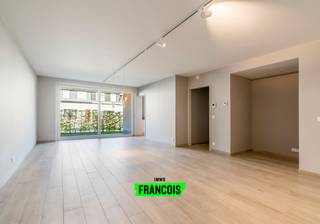 Dit prachtig gelijkvloersappartement is gelegen op een toplocatie te Merelbeke. Het geniet zowel van een snelle verbinding met centrum Gent als met...