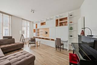 Dit gerenoveerde appartement van ca. 100 m² werd in 2016 volledig gerenoveerd en bevindt zich op de tweede verdieping van een verzorgd gebouw met lift. Het appartement beschikt over twee slaapkamers, een badkamer, een aangenaam terras en een praktische kelderberging.

Bij binnenkomst verwelkomt de inkomhal u met ingemaakte kasten met een handige ruimte voor wasmachine en droogkast. De ruime leefruimte geniet dankzij de grote raampartijen van veel natuurlijk licht en sluit aan op de uitgeruste keuken. De hoge plafonds zorgen daarbovenop voor een extra ruimtelijk gevoel. 

Het appartement biedt verder twee slaapkamers en een gezellig terras, ideaal om in alle rust van de centrale ligging te genieten.

Beschikbaar vanaf heden. Het appartement kan eveneens gemeubeld gehuurd worden voor een meerprijs van €100 per maand.

De maandelijkse gemeenschappelijke kosten bedragen €100 per maand, exclusief nutsvoorzieningen.