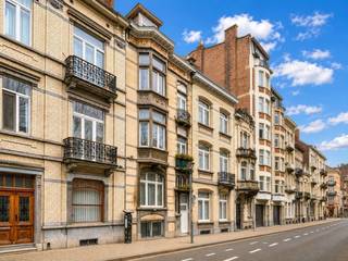 Bezoeken + Info: 0493/209756<br />Een uitstekend gelegen woning van 375m².<br /> <br />GEBOUW:<br />-1 (60m²): 2 slaapkamers, nachthal, badkamer, living, keuken;<br />Gelijkvloers: inkomhal;<br />Eerste verdieping (105m²): 2 slaapkamers, nachthal, badkamer, living, keuken, terras en tuin + 1 slaapkamer, badkamer, keuken;<br />Tweede verdieping (85m²): 1 slaapkamer, badkamer, living, keuken + 1 slaapkamer, badkamer, keuken;<br />Derde verdieping (55m²): 1 slaapkamer, badkamer, living, keuken;<br />Vierde verdieping (60m²): 1 slaapkamer, badkamer, living, keuken + 2 slaapkamers, badkamer, keuken.<br /><br />Buitenschrijnwerk PVC dubbel glas - Verwarming met gaskachels<br />8 individuele tellers water, elektriciteit, gas<br />Perceeloppervlakte: 1a 95ca - K.I.: 1.789 EUR<br />Huurinkomsten: 5100€/maand<br /><br />Stedenbouwkundige inlichtingen en dossier beschikbaar op aanvraag.