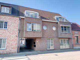 Gelijkvloers 1-slaapkamer appartement met een private ingang en een leuke, zuid-georiënteerde koer. Gelegen in het centrum van Herenthout, met alle nodige faciliteiten binnen handbereik. Indeling: inkomhal met gastentoilet, een leefruimte met geïnstalleerde open keuken, een badkamer met ligbad en een ruime slaapkamer. Vanuit de leefruimte heeft u rechtstreeks toegang tot de koer, welke uitgeeft op de aparte ingang.