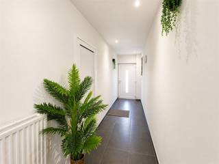 <p><span>Woning met 6 slaapkamers, 3 badkamers en 4 toiletten met uitzonderlijk veel ruimte en privacy</span></p><p><span>Bent u op zoek naar een woning waar ruimte en privacy centraal staan? Deze bijzonder ruime woning biedt maar liefst 6 slaapkamers, 3 badkamers en 4 toiletten, waardoor elke bewoner zijn eigen plek heeft. Dankzij de doordachte indeling is de woning perfect geschikt voor grote gezinnen, kangoeroewonen of een combinatie van wonen en werken.</span></p><p><span>Bij het binnenkomen wordt u verwelkomd in een verzorgde inkomhal. Op het gelijkvloers bevindt zich een volwaardige woonunit met een leefruimte en keuken. Via een glazen schuifdeur komt u in de nachthal, waar zich een badkamer bevindt met aansluiting voor wasmachine. Verder zijn er 3 slaapkamers, waarvan één met een eigen douche. Vanuit deze verdieping heeft u toegang tot een volledig afgesloten terras van ongeveer 50 m², wat zorgt voor maximale rust en privacy. Aansluitend bereikt u de 2 garages, die ook bereikbaar zijn via een aparte zij-ingang. Daarnaast is er een ruime kelder van circa 50 m², ideaal als extra opslagruimte.</span></p><p><span>De eerste verdieping beschikt over een extra kamer die perfect kan dienen als slaapkamer of hobbyruimte. De lichtrijke en ruime leefruimte sluit naadloos aan op de keuken en geeft uit op een overdekt terras. Verder is er nog een tweede ruim terras van ongeveer 45 m² met toegang richting de garages achteraan. Op deze verdieping zijn ook een apart toilet, een berging en een wasruimte voorzien.</span></p><p><span>Op de tweede verdieping bevinden zich nog 2 ruime slaapkamers en een bijkomende badkamer.</span></p><p><span>De woning werd doorheen de jaren grondig aangepakt. Zo werd de condensatieketel vernieuwd in 2024 en werden in 2014 tal van verbeteringswerken uitgevoerd, waaronder vloeren en afwerking. Het dak werd vernieuwd en geïsoleerd met circa 30 cm isolatie. Alle ramen en deuren zijn vervangen door dubbele beglazing en ook de gevels (voor-, zij- en achtergevel) werden geïsoleerd.</span></p><p><span>Deze woning combineert ruimte, comfort en flexibiliteit en biedt tal van mogelijkheden voor wie op zoek is naar een ruime en praktische thuis. Neem contact op voor een bezoek en ontdek het potentieel.</span></p>
