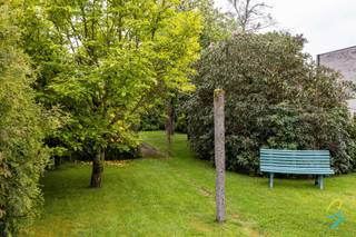 <p>TE KOOP TE LEDE - Deze te renoveren open woning is rustig gelegen in het aangename Lede en biedt tal van mogelijkheden voor wie op zoek is naar ruimte en potentieel.<br />Op het gelijkvloers vindt u een ruime leefruimte, een keuken en een grote extra voorplaats die perfect kan dienen als polyvalente ruimte, hobbyruimte, bureau of speelkamer. Deze ruimte kan desgewenst ook geïntegreerd worden in de leefruimte om een nog grotere en lichtrijke woonomgeving te creëren.<br />Op de verdieping bevinden zich drie slaapkamers en een aparte badkamer uitgerust met douche en toilet.<br />Daarnaast beschikt de woning over een zolder en een kelder, wat zorgt voor extra opslag- of uitbreidingsmogelijkheden.<br />Buiten geniet u van een ruime tuin waar u in alle rust kunt ontspannen, tuinieren of kinderen laten spelen.<br />Verder beschikt de woning over een ruime garage en een extra grote berging, ideaal voor opslag, een werkplaats of hobbyruimte.<br />Graag een bezoek bel Margot 0470/06.40.60 of mail margot@cornelis-goeman.be</p>