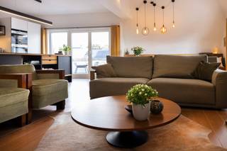 In de www.bloemistenstraat16.be (url kopiëren en plakken indien doorklikken niet lukt) in Kortrijk stellen we jou graag dit appartement voor. Het appartement werd in 2019 zeer grondig gerenoveerd door de huidige eigenaars. Dit met de bedoeling er "oud" te worden. Toch missen ze te veel hun tuin waardoor een nieuwe verhuis op de planning staat. Ideaal voor mocht jij net op zoek zijn naar een huiselijk appartement zonder tuin! Je vind er, naast de mooie leefruimte met kwalitatieve keuken, 3 slaapkamers, 2 badkamer, bureautje, grote berging, 3 terrassen, ... En samen met het appartement wordt een parking en een kelderberging verkocht. <br /><br />HOMERUN: Op zondag 27 september ben je van harte welkom op de Homerun. Via www.bloemistenstraat16.be kan je een afspraak inplannen. Eveneens via de website verneem je veel meer, zoals een uitgebreide omschrijving, foto's, 360° rondgang, documenten, … <br /><br />KICK-OFF PRIJS: De vermelde prijs is een Kick-Off prijs waarop een eenmalig bod kan uitgebracht worden (zowel boven als onder de Kick-Off prijs). Dankzij het kwaliteitslabel van Henry Houser ben je zeker dat de biedingen correct verlopen zonder dat er een opbodspel gehouden wordt!<br /><br />EXTRA BEZOEK: Mocht je op 27 september niet vrij zijn, geef dan gerust een belletje om een afspraak in te plannen op een ander moment.<br /><br />Groeten, Hendrik van Henry Houser<br />
