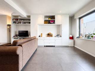 Instapklaar wonen op een bijzonder gegeerde locatie, met alle dagelijkse voorzieningen op wandelafstand!<br /><br />Op een uitstekende ligging in het geliefde Assebroek bevindt zich deze volledig gerenoveerde en energiezuinige woning met EPC-label A. Gelegen in een bijzonder gegeerde en aangename woonomgeving, geniet deze eigendom van een toplocatie met scholen, winkels en tal van dagelijkse voorzieningen op wandelafstand. Bovendien zorgen de vlotte verbinding naar het centrum van Brugge en de nabijgelegen invalswegen voor een uitstekende bereikbaarheid.<br /><br />Deze eigendom combineert hedendaags wooncomfort en een bijzonder gunstige ligging met een aangename buitenomgeving. Dankzij de vier ruime slaapkamers, de zonnige zuidwestgerichte tuin en de uitstekende parkeermogelijkheden vormt deze woning de ideale thuisbasis voor wie comfortabel en centraal wenst te wonen.<br /><br />Deze woning omvat volgende indeling op het gelijkvloers: ruime inkomhal met gastentoilet - lichtrijke leefruimte met extra ruimte voor een geïntegreerd bureau of speelhoek - eetruimte met zicht op de tuin - volledig uitgeruste open keuken met extra eettafel - wasplaats met extra opbergruimte - zuidwestgerichte tuin met groot terras van 17 m² - praktisch bijgebouw, dat dienst kan doen als ruime berging of als stallingsplaats voor een kleine wagen met privatieve oprit.<br />Eerste verdiep: nachthal met toilet - 2 ruime slaapkamers - badkamer met douche, dubbele lavabo en extra kastruimte.<br />Tweede verdiep: nachthal met aparte opbergruimte - 2 ruime slaapkamers. <br /><br />Een bijkomende troef is de afzonderlijke privatieve oprit met toegang via de zijstraat, waar tevens een eigen parkeerplaats voorzien is. Ook aan de voorzijde beschikt de woning over een privatieve voortuin, wat bijdraagt aan het aangename en private karakter van de eigendom.<br /><br />Een uitzonderlijk interessante combinatie van ligging, ruimte, energiezuinigheid en wooncomfort, voor wie op zoek is naar een volledig instapklare woning in Assebroek.<br /><br />Voor verdere informatie of vrijblijvend bezoek contacteer Céline op 0476/60 60 23 of mail naar celine@immax.be