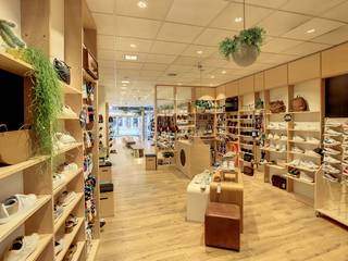 Dit unieke handelspand te huur is gelegen in het centrum van Roeselare, meer bepaald in de drukbezochte Wallenstraat. Het eigendom beschikt over een totale oppervlakte van circa 110 m² en geniet een uitstekende visibiliteit dankzij de brede gevel.Het pand kent een uiterst centrale ligging in het commerciële hart van de stad. Bovendien is de bereikbaarheid optimaal aangezien het strategisch gelegen is direct tegenover de Wallenparking, wat zorgt voor een vlot verloop van bezoekers en klanten in Roeselare.Dit handelspand te huur kent een totale oppervlakte van circa 110 m² en is uiterst functioneel ingedeeld:- Ruime en lichtrijke winkelruimte / handelsruimte- Praktische, achterliggende bergruimte- Comfortabele sanitaire voorziening met een lavaboTroeven van dit pand:- Commerciële topligging met een gevelbreedte van circa 6 meter voor een optimale visibiliteit- Aanwezigheid van een net systeemplafond- Flexibel in te richten achterliggende bergruimte (kan indien gewenst volledig opengemaakt worden)- Gelegen recht tegenover een grote publieke parkeergelegenheid (Wallenparking)Kortom, dit instapklare handelspand te huur biedt de ideale commerciële opportuniteit in het bruisende centrum van Roeselare. De aangegeven huurprijs van 1.000 euro per maand is van toepassing op het eerste jaar huur. Vanaf het tweede jaar bedraagt de huurprijs 1.300 euro per maand.Bent u op zoek naar bedrijfsvastgoed bestaande uit een handelspand te huur in Roeselare? Contacteer ons voor meer informatie of een bezoek ter plaatse via business.roeselare@dewaele.com of op 051/21.22.23.