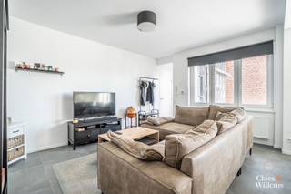 Cet agréable appartement est situé au premier étage et bénéficie d’une situation avantageuse à proximité des commerces, des écoles, des transports en commun et de toutes les commodités quotidiennes. Grâce à son agencement pratique et à sa terrasse agréable, cet appartement constitue un logement idéal pour les primo-acquéreurs, les personnes seules ou les couples.

Nous entrons dans l’appartement par le hall d’entrée. Sur la droite, nous découvrons le lumineux séjour avec cuisine ouverte, offrant une agréable sensation d’espace. La chambre se trouve dans le prolongement de cette pièce de vie.

Sur la gauche de l’appartement, nous trouvons la salle de bains équipée d’une douche, d’un lavabo et d’un WC.

L’appartement dispose également d’une agréable terrasse où vous pourrez profiter d’un moment de détente en toute tranquillité. Enfin, une cave privative vient compléter le bien et offre un espace de rangement supplémentaire.

Cet appartement combine confort, fonctionnalité et situation avantageuse, et constitue une excellente opportunité d’habitation ou d’investissement.