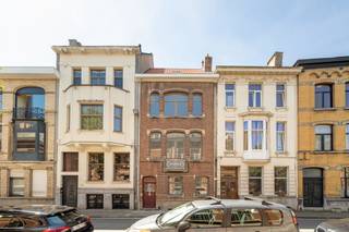 ENKEL BEZOEKEN MOGELIJK DOOR ONDERSTAANDE LINK VOLLEDIG EN CORRECT IN TE VULLEN:<br />https://mijnhuurprofiel.be/property/e841e798-8b61-4177-8c46-ce10fe33c604/login<strong><br /><br />Prachtig gerenoveerd herenhuis met stadstuin en dakterras op toplocatie</strong><br /><br />Op zoek naar een unieke huurwoning waar karakter en hedendaags wooncomfort perfect samenkomen? Dan is dit volledig langs binnen gerenoveerde herenhuis aan de Marialei 52 een absolute buitenkans.<br /><br />Deze statige woning uit 1930 onderging recent een totaalrenovatie van het volledige interieur, waarbij werkelijk alles werd vernieuwd met respect voor de authentieke charme van het oorspronkelijke herenhuis. De karaktervolle gevel bleef behouden en geeft de woning nog steeds haar statige uitstraling. Binnen geniet u van een volledig vernieuwde woning waar kwalitatieve materialen, moderne technieken en authentieke elementen elkaar naadloos aanvullen.<br /><br />De ligging is zonder twijfel één van de grootste troeven. De Marialei behoort tot de meest gegeerde lanen van Antwerpen en vormt de groene verbinding tussen de Frankrijklei en het Stadspark. Hier woont u in een rustige, residentiële omgeving, op wandelafstand van winkels, restaurants, scholen, openbaar vervoer en het bruisende stadscentrum.<br /><br />Bij het betreden van de woning komt u terecht in een elegante inkomhal die toegang geeft tot twee aangename leefruimtes. Achteraan bevindt zich de indrukwekkende open leefkeuken, waar de grote raampartijen zorgen voor een uitzonderlijke hoeveelheid natuurlijk licht. De keuken sluit rechtstreeks aan op de gezellige stadstuin van ca. 40 m², waardoor binnen en buiten mooi in elkaar overvloeien.<br /><br />Op de eerste verdieping bevinden zich twee ruime slaapkamers, een praktische bureauruimte, een apart toilet en een luxueuze badkamer uitgerust met een royale inloopdouche, een dubbel lavabomeubel en een stijlvol design ligbad.<br /><br />Op het tussenverdiep bevindt zich een derde slaapkamer en een tweede afzonderlijk toilet.<br /><br />De tweede verdieping beschikt over een vierde ruime slaapkamer en een tweede badkamer, ideaal voor grotere gezinnen of gasten.<br /><br />Via het volgende tussenniveau bereikt u het vergunde, uitzonderlijk ruime dakterras, een heerlijke plek om in alle privacy van de zon te genieten of gezellig te ontspannen.<br /><br />De bovenste verdieping is volledig ingericht als een royale master bedroom, die rust en privacy combineert met een prachtig ruimtegevoel.<br /><br />Dankzij de royale volumes, de vijf volwaardige slaapkamers, twee badkamers en meerdere leefruimtes is deze woning geschikt voor een brede doelgroep. Ze vormt de ideale thuis voor een groot of samengesteld gezin, expats of bewoners die wonen en werken willen combineren. Ook voor co-housing biedt deze woning een uitstekende opportuniteit, dankzij de ruime indeling, de verschillende verdiepingen en het hoge wooncomfort voor meerdere bewoners.<br /><br />De woning werd afgewerkt met hoogwaardige materialen en alle hedendaagse comfort, terwijl de authentieke uitstraling van het herenhuis zorgvuldig werd gerespecteerd. Zo geniet u van de charme van een klassieke stadswoning met het comfort van een volledig vernieuwd interieur.<br /><br />Een uitzonderlijke woning op een uitzonderlijke locatie, waar ruimte, licht en kwaliteit centraal staan.<br /><br />Beschikbaar vanaf Augustus.<br /><br />Interesse? Neem gerust contact op met Xander via xander@reds.be voor meer informatie of een bezoek ter plaatse.